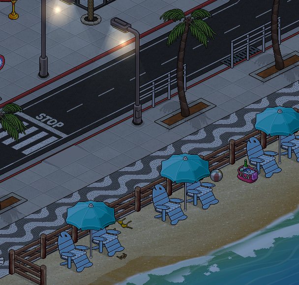 La playa de Ensenada con sombrillas y el paseo